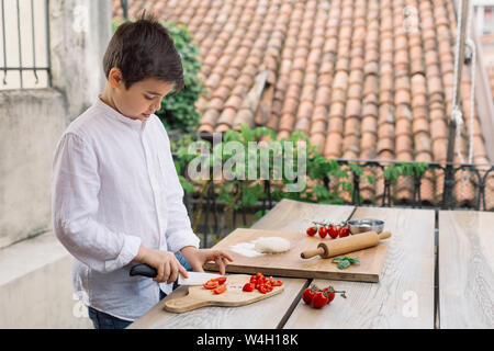 Garçon prepairing pizza Banque D'Images