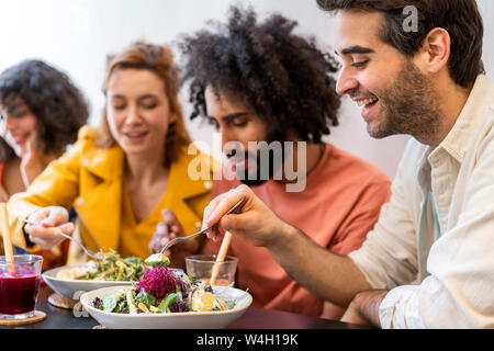 Les amis de déjeuner dans un restaurant. Banque D'Images
