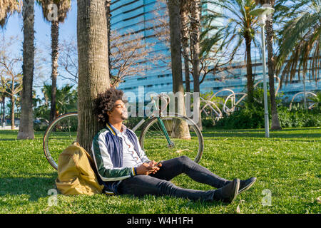 Businessman Taking a break in parc urbain, Barcelone, Espagne Banque D'Images