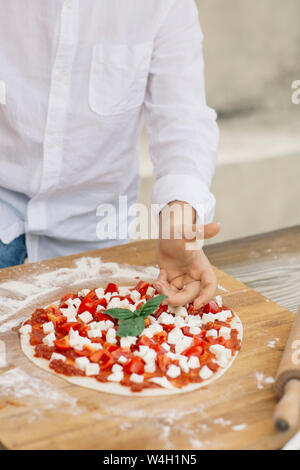 Garçon prepairing pizza Banque D'Images