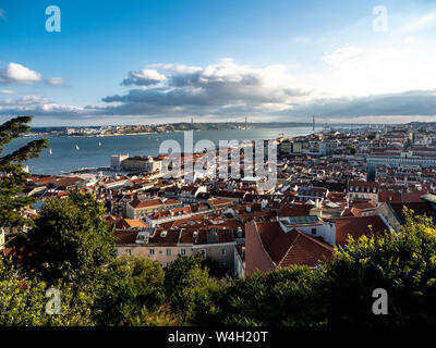 Vue sur la ville avec Ponte 25 de Abril tage de Miradouro da Nossa Senhora do Monte, Lisbonne, Portugal Banque D'Images