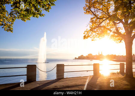 Fontaine de l'abbaye et le lac de Constance, Friedrichshafen, Allemagne Banque D'Images
