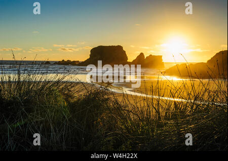 Coucher du soleil à Cape Foulwind près de Westport, île du Sud, Nouvelle-Zélande Banque D'Images