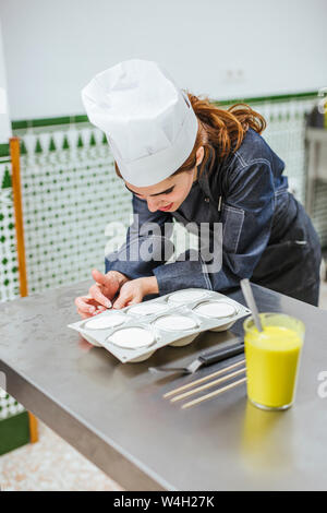 Prepairing chef Junior un dessert Banque D'Images