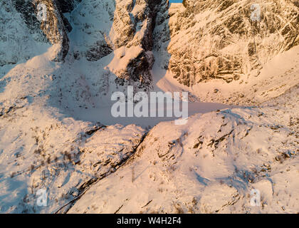 Glacier sur le dessus de la montagne de neige au lever du soleil. Îles Lofoten Banque D'Images