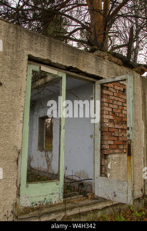 Ancienne grange avec porte en bois cassé. Banque D'Images