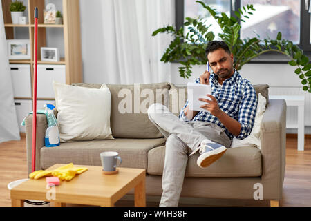 L'homme indien de décisions pour faire la liste après nettoyage de la maison Banque D'Images