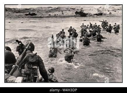 Jour J 1944 WW2 UTAH BEACH, FRANCE : les troupes AMÉRICAINES débarquent des embarcations de débarquement pendant le jour J 06 juin 1944 après que les forces alliées ont pris d'assaut les plages de Normandie. Le jour J, le 06 juin 1944, est toujours l'une des batailles les plus importantes au monde, car le débarquement allié en Normandie a conduit à la libération de la France qui a marqué le tournant dans le théâtre occidental de la Seconde Guerre mondiale Banque D'Images