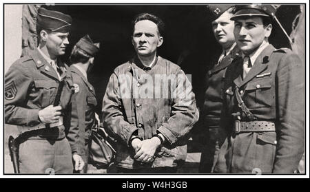 1945 Auschwitz Birkenau Camp commandant, criminel de guerre Rudolf Hoess (Hoess) marchant vers ses galits d'exécution publique de manière appropriée à côté du crématorium dans le camp de la mort allemand nazi Auschwitz Birkenau en Pologne. Auschwitz: Tochter von Kommandant Rudolf Höß spricht über ihre Kindheit Banque D'Images