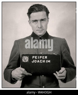 WW2 POW 1945 Joachim Peiper Nazi Colonel de la SS, à la fin de la guerre Peiper fut accusé d'avoir eu 71 prisonniers de guerre américains, tourné pendant la bataille des Ardennes en 1944 et a été condamné à mort par un tribunal militaire américain dans la région de Dachau, sa peine fut ensuite commuée en emprisonnement à vie, mais il a été libéré en 1957. Il est mort dans un mystérieux incendie en France quelques années plus tard. Banque D'Images