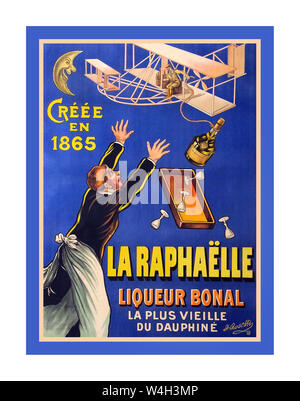 Raphaelle liqueur Vintage 1900 boissons humoristiques alcool vin Poster LA RAPHAELLE par Rosetti 1908. Première affiche française connue à représenter un flyer de Wright, l’invention volante des célèbres frères est mise à l’excellent usage, en faisant voler une bouteille de liqueur de Raphaël d’un serveur errant. Liqueur créée en 1865 France Banque D'Images