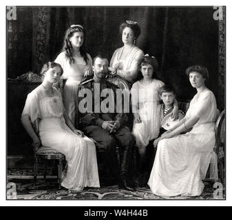 ROMANOV tsar Nicholas II de Russie et DE LA FAMILLE IMPÉRIALE RUSSE FAMILLE ROMANOV Groupe d'époque Portrait formel (de gauche à droite): Olga, Maria, Nicholas II, Alexandra Fyodorovna, Anastasia, Alexei et Tatiana. Livadiya, 1913. Portrait de la famille Tsar Romanov par le studio Levitsky, Livadiya. Image retraitée retouchée et améliorée pour révéler la qualité originale, Saint-Pétersbourg, Russie.2GEAH3J Banque D'Images