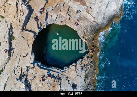 Vue aérienne de touristes Crotone baignade dans la. Crotone est une piscine naturelle dans l'île de Thassos, Grèce Banque D'Images