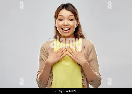 Happy asian woman sur fond gris Banque D'Images