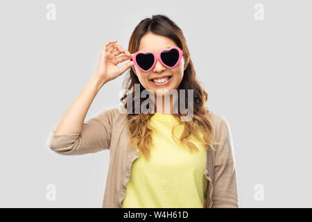 Femme Asiatique à lunettes en forme de cœur Banque D'Images