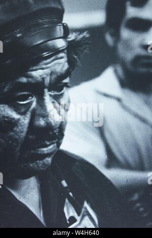 Noir et blanc Fine art Photography d'un homme hispanique mort de fatigue de travailler trop dur dans les années 1970. Banque D'Images