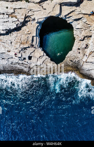 Vue aérienne de touristes Crotone baignade dans la. Crotone est une piscine naturelle dans l'île de Thassos, Grèce Banque D'Images