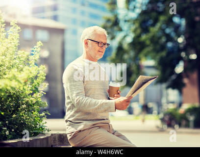 Senior man reading newspaper et boire du café Banque D'Images