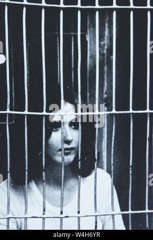 Noir et blanc Fine art Photography of a woman carnival ride travailleur de l'années 1970, forain. Banque D'Images
