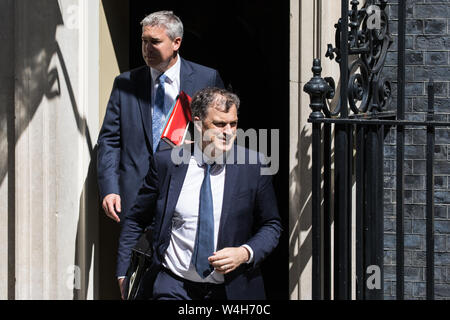 Londres, Royaume-Uni. 23 juillet, 2019. Julian Smith MP, whip en chef, et Stephen Barclay MP, Secrétaire d'État à la sortie de l'Union européenne, laissez 10 Downing Street après la dernière réunion du Cabinet de Theresa May's Premiership. Le nom du nouveau chef du parti conservateur, et donc le nouveau Premier Ministre, est d'être annoncé lors d'un événement spécial par la suite. Credit : Mark Kerrison/Alamy Live News Banque D'Images