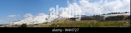 Turquie : vue panoramique de terrasses en travertin à Pamukkale (château de coton), site naturel de roches sédimentaires déposées par l'eau de la hot springs Banque D'Images