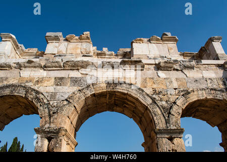 Turquie : la Frontinus Gate, l'entrée monumentale de la ville romaine de Hierapolis (Ville Sainte), situé à hot springs en Phrygie classique Banque D'Images