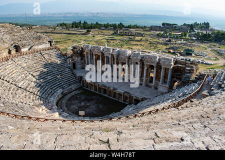 Turquie : Voir du théâtre de Hierapolis (Ville Sainte) construit sous Hadrien après le séisme du 60 annonce dans la ville de hot springs en Phrygie classique Banque D'Images