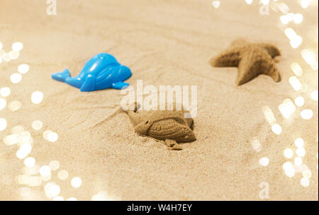 Forme de sable fait par moule sur la plage l'été des baleines Banque D'Images