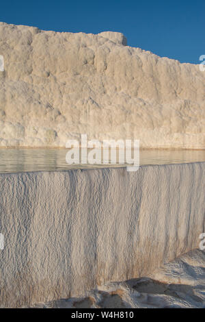 Turquie : le détail des pools calciques sur les terrasses en travertin à Pamukkale (château de coton), site naturel de roches sédimentaires déposées par des sources chaudes Banque D'Images