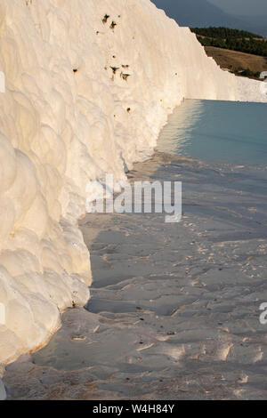 Turquie : le détail des pools calciques sur les terrasses en travertin à Pamukkale (château de coton), site naturel de roches sédimentaires déposées par des sources chaudes Banque D'Images