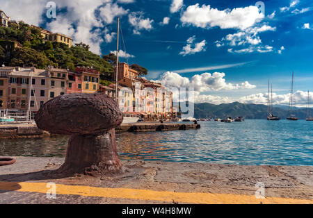 Ancienne borne de rouille sur le quai à Portofino, Ligurie, Italie en vue de les bâtiments colorés au bord de l'eau Banque D'Images