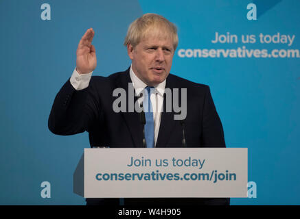 Londres, Royaume-Uni. 23 juillet, 2019. Le chef du parti conservateur nouvellement élu Boris Johnson au cours de gestes le leadership conservateur annonce à la reine Elizabeth II Centre à Londres, Grande-Bretagne, le 23 juillet 2019. L'ancien Ministre britannique des Affaires étrangères et ex-maire de Londres Boris Johnson a été élu leader du parti conservateur le mardi et s'apprête à devenir le premier ministre du pays. Source : Xinhua/Alamy Live News Banque D'Images