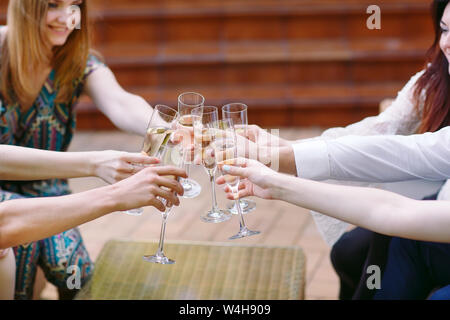 La célébration. De personnes de faire un toast. Banque D'Images