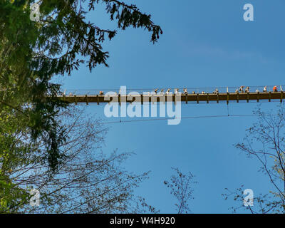 Moersdorf, Rhénanie-Palatinat, Allemagne - 22 Avril 2019 : de nombreux visiteurs sur l'un des plus longs ponts de suspension en Europe Banque D'Images