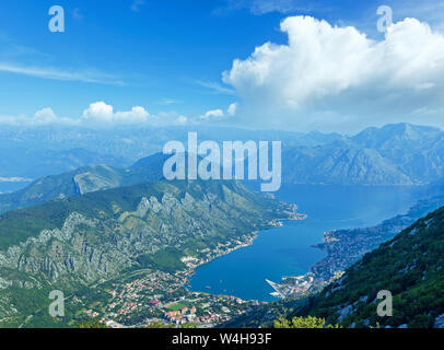 La ville de Kotor matin d'été vue depuis le haut (baie de Kotor, Monténégro) Banque D'Images