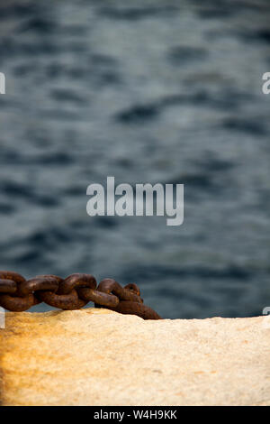 Vieilles et rouillées bollard sur le béton du port de dock Banque D'Images