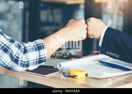 Partenaires d'affaires donnant Fist Bump après conclure un marché. Geste mains équipe réussi Concept. Concept d'entreprise partenariat.Fist Bump Collègues Banque D'Images