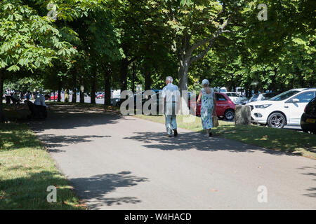 Londres, Royaume-Uni. 23 juillet, 2019. Les gens apprécient le temps chaud et des vues fantastiques de Londres, dans le parc de Greenwich. La prévision est pour la températures inhabituellement élevées à augmenter à mesure que la semaine se poursuit. La température était de 33C à l'heure du déjeuner avec un soleil radieux et ciel bleu. Credit : Keith Larby/Alamy Live News Banque D'Images