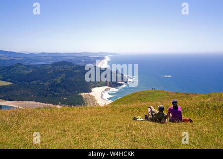 Une vue sur l'océan Pacifique dans l'heure d'été à partir de la Cascade Head, une chaîne de montagnes côtière le long de la côte du Pacifique de l'Oregon, près de la ville de Lincoln City, l'Ore Banque D'Images