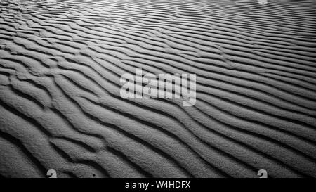 Les petites dunes de sable dans le désert du Wadi Rum, en noir et blanc Banque D'Images