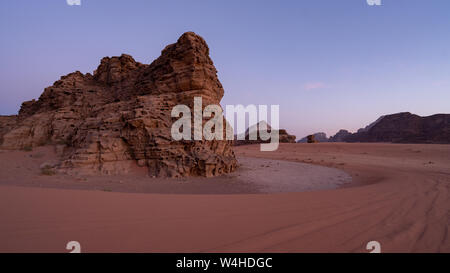 Formation de roche lunaire dans le Wadi Rum en Jordanie Banque D'Images