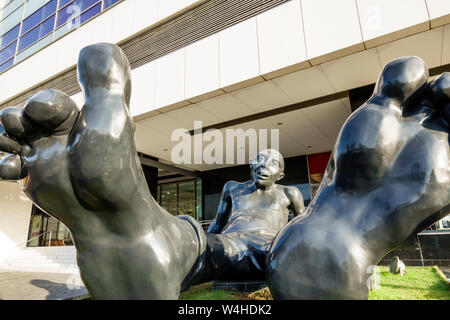 Colombie Cartagena Bocagrande Centro Comercial Nao plaza entrée du centre commercial intérieur Sculpture statue humour humour Idan Zareski Bigfoot tourisme v Banque D'Images