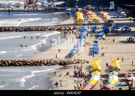 Colombie Cartagena Bocagrande mer des Caraïbes plage publique sable parasols d'eau Location Hispaniques hispaniques Latino Latino Latino ethnies immi Banque D'Images