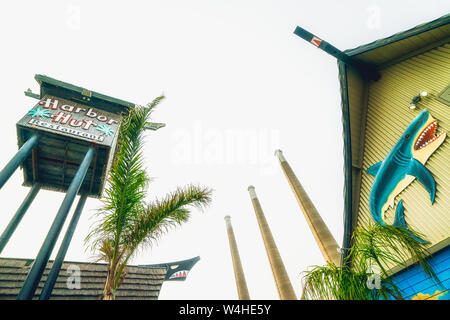 Morro Bay, Californie/USA - 21 juillet 2019 Cabane du port, petit restaurant de plage confortable et trois Power Plant sur Morro Bay, en Californie. Vue de dessous Banque D'Images