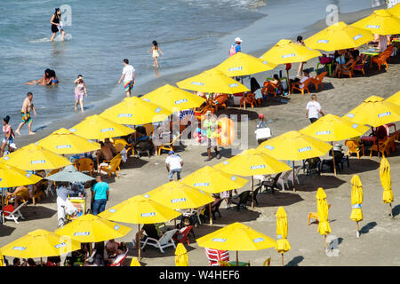 Colombie Cartagena Bocagrande mer des Caraïbes plage publique sable parasols d'eau Location Hispaniques hispaniques Latino Latino Latino ethnies immi Banque D'Images