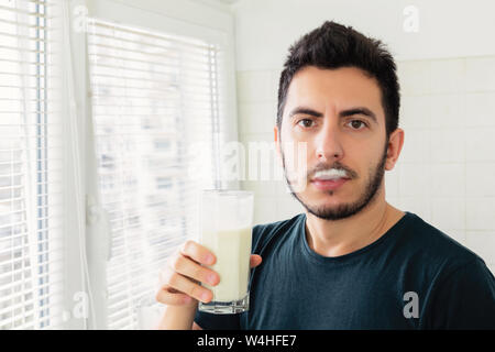 Un jeune homme s'est préparé pour le petit déjeuner un smoothie de légumes Lait et fruits frais. Il mène une vie saine. Banque D'Images