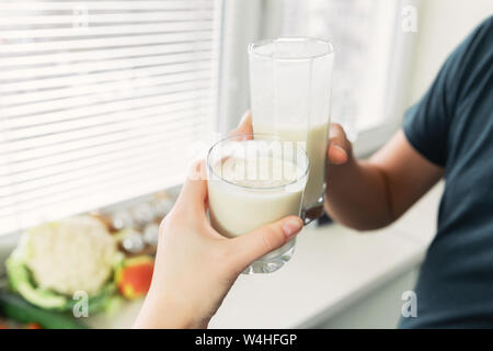 Un jeune homme s'est préparé pour le petit-déjeuner et un smoothie de légumes Lait et fruits frais. Il mène une vie saine. Banque D'Images