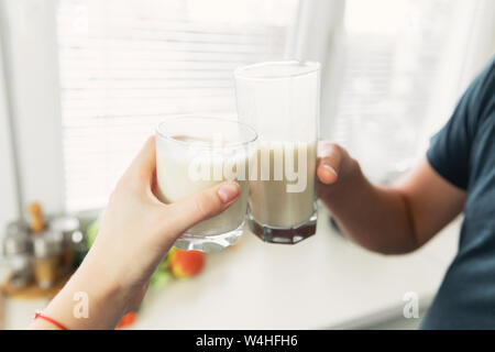 Un jeune homme s'est préparé pour le petit-déjeuner et un smoothie de légumes Lait et fruits frais. Il mène une vie saine. Banque D'Images