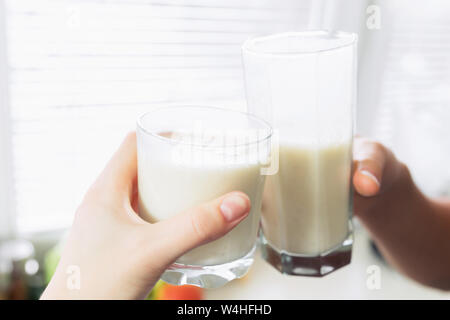 Un jeune homme s'est préparé pour le petit-déjeuner et un smoothie de légumes Lait et fruits frais. Il mène une vie saine. Banque D'Images