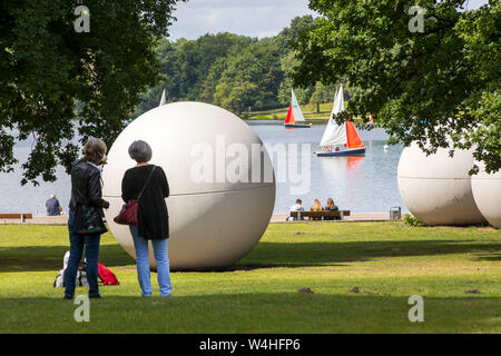 Lac Aasee dans MŸnster,Allemagne, objets d'art 'Giant' Poolballs, bateaux à voile, Banque D'Images